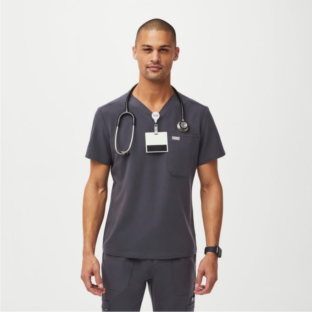 FIGS MENS LEON 3 POCKET SCRUB TOP